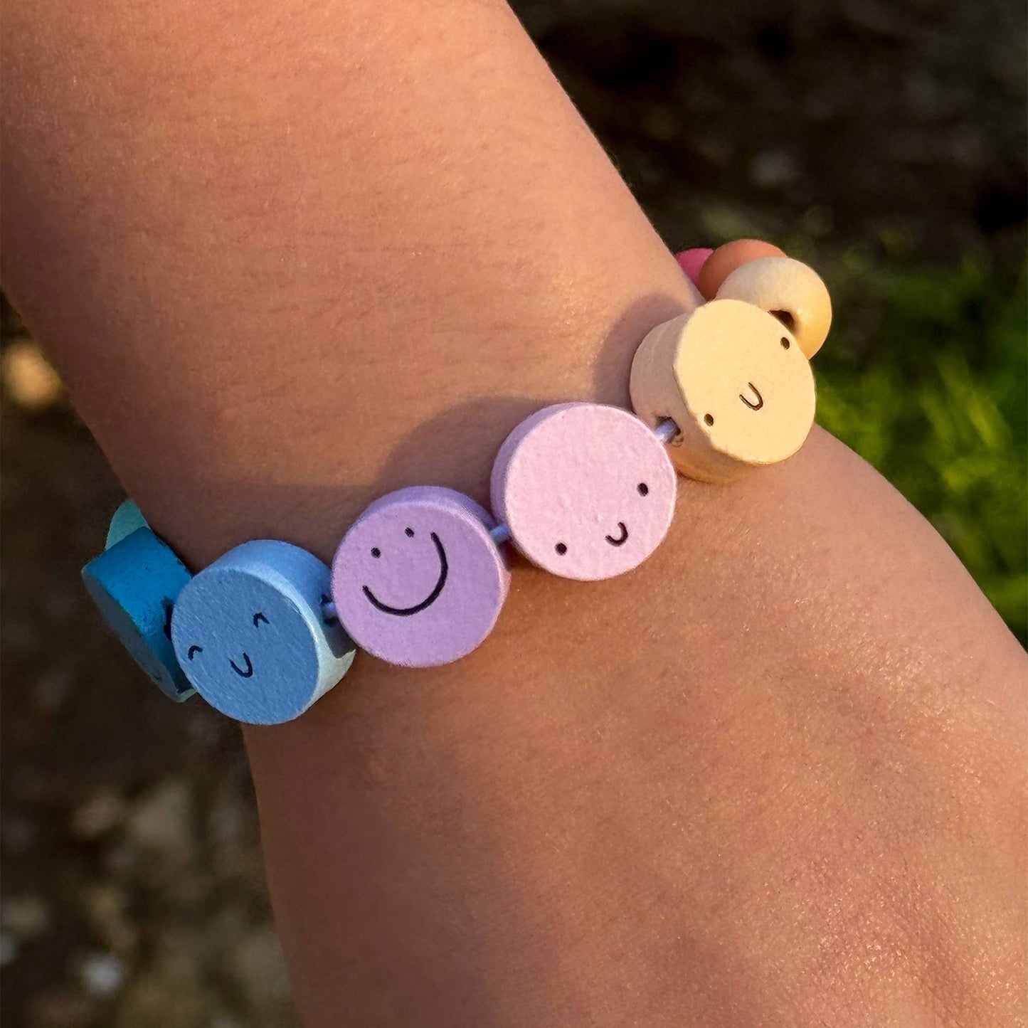 Pärlsats: Nice to be nice, emojis Armband i plåtask