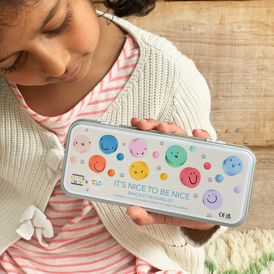 Pärlsats: Nice to be nice, emojis Armband i plåtask