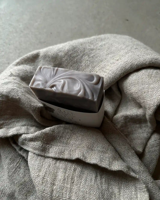 En lavendel tvål och en gästhandduk i linne.