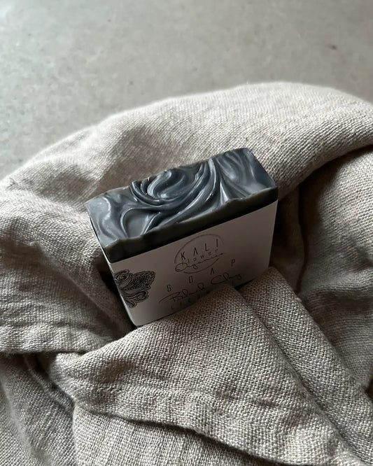 En svart lakrits tvål