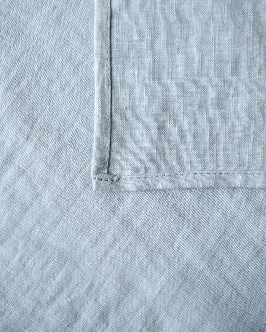 Ljusgrått linnetyg.