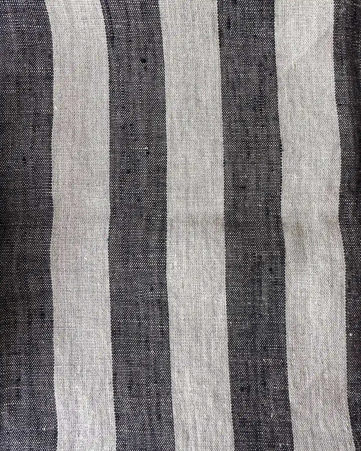 Bredrandigt linnetyg.