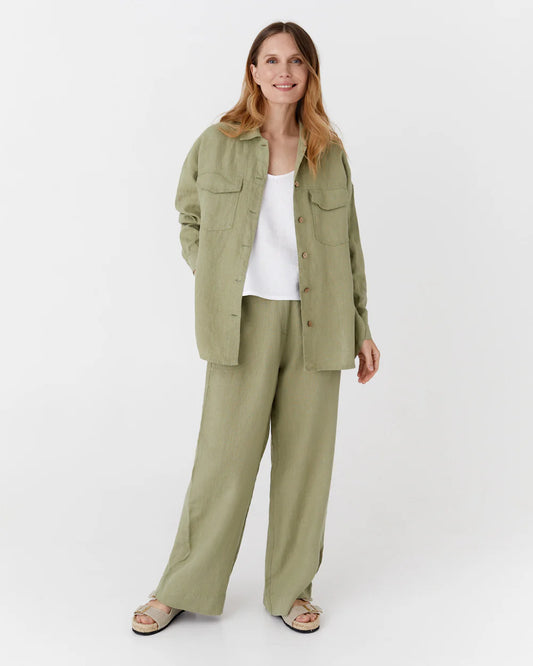 En grön linneskjorta och gröna linnebyxor