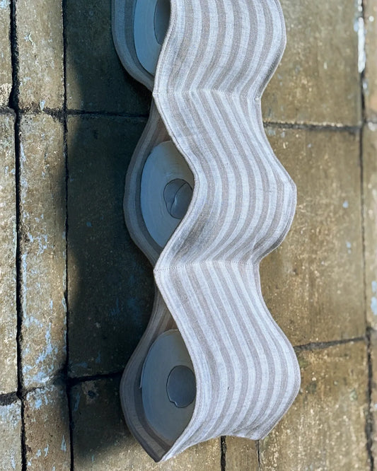 Beige och randig linneficka till badrumspappret