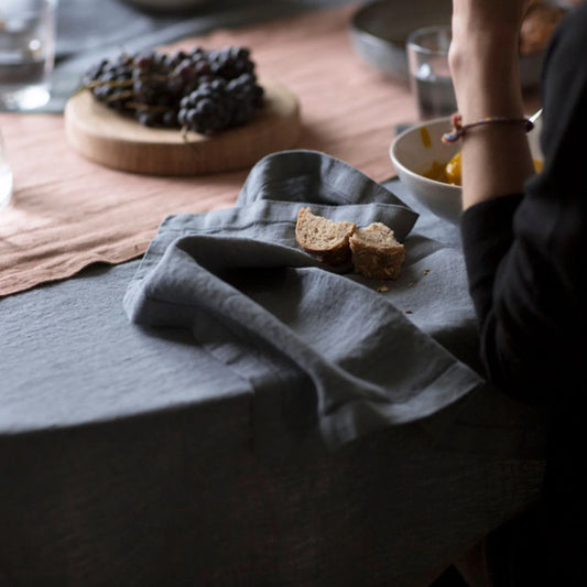 Ett uppdukat bord med linneservetter och linneduk.
