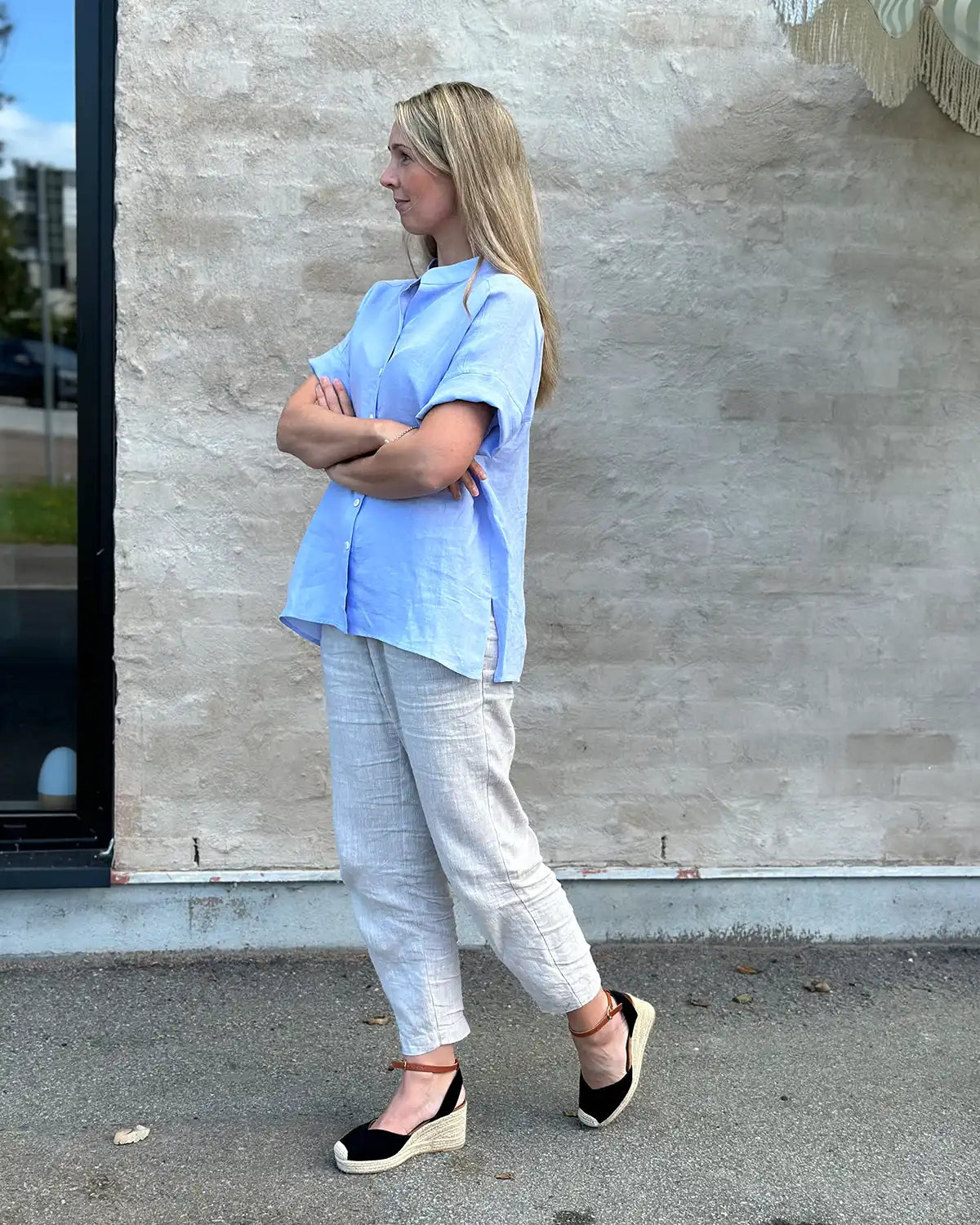 Linneblus i lavendel blå med kort krage och knappar fram.