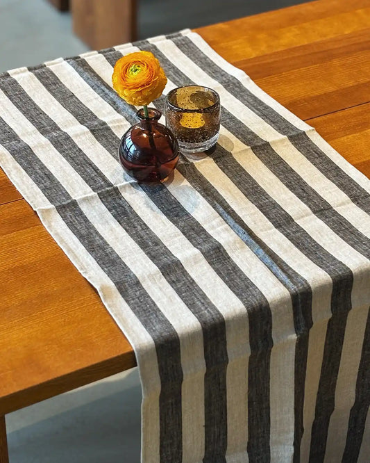 En bordslöpare med breda ränder