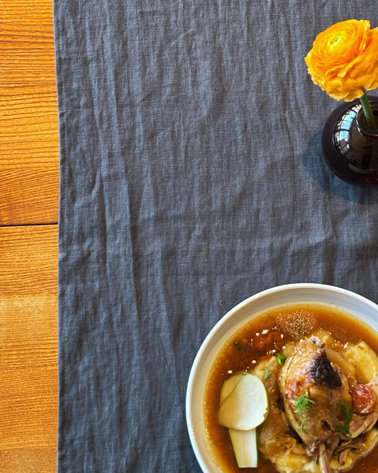 En antracitgrå bordslöpare i linne