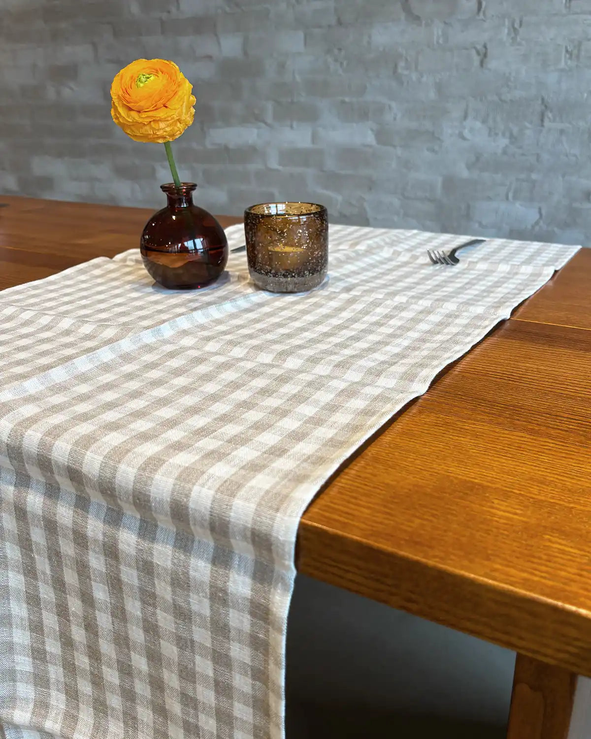En bordslöpare med rutor som ligger på ett köksbord