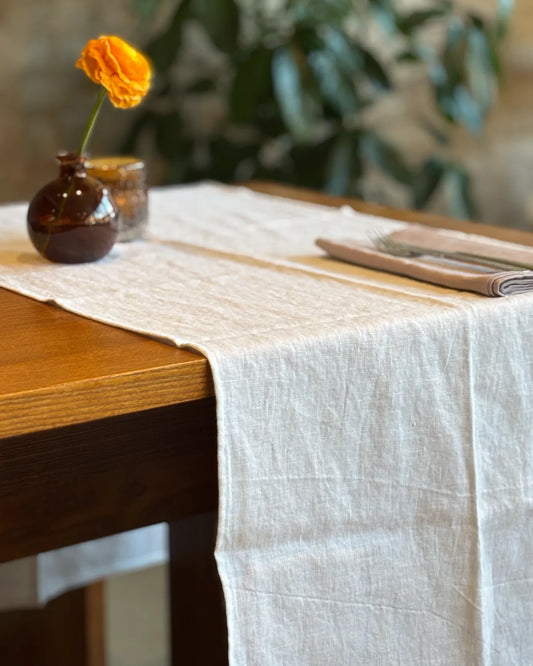 Ett dukat med med en vit linnelöpare