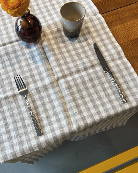 En bordslöpare med vita och beige rutor