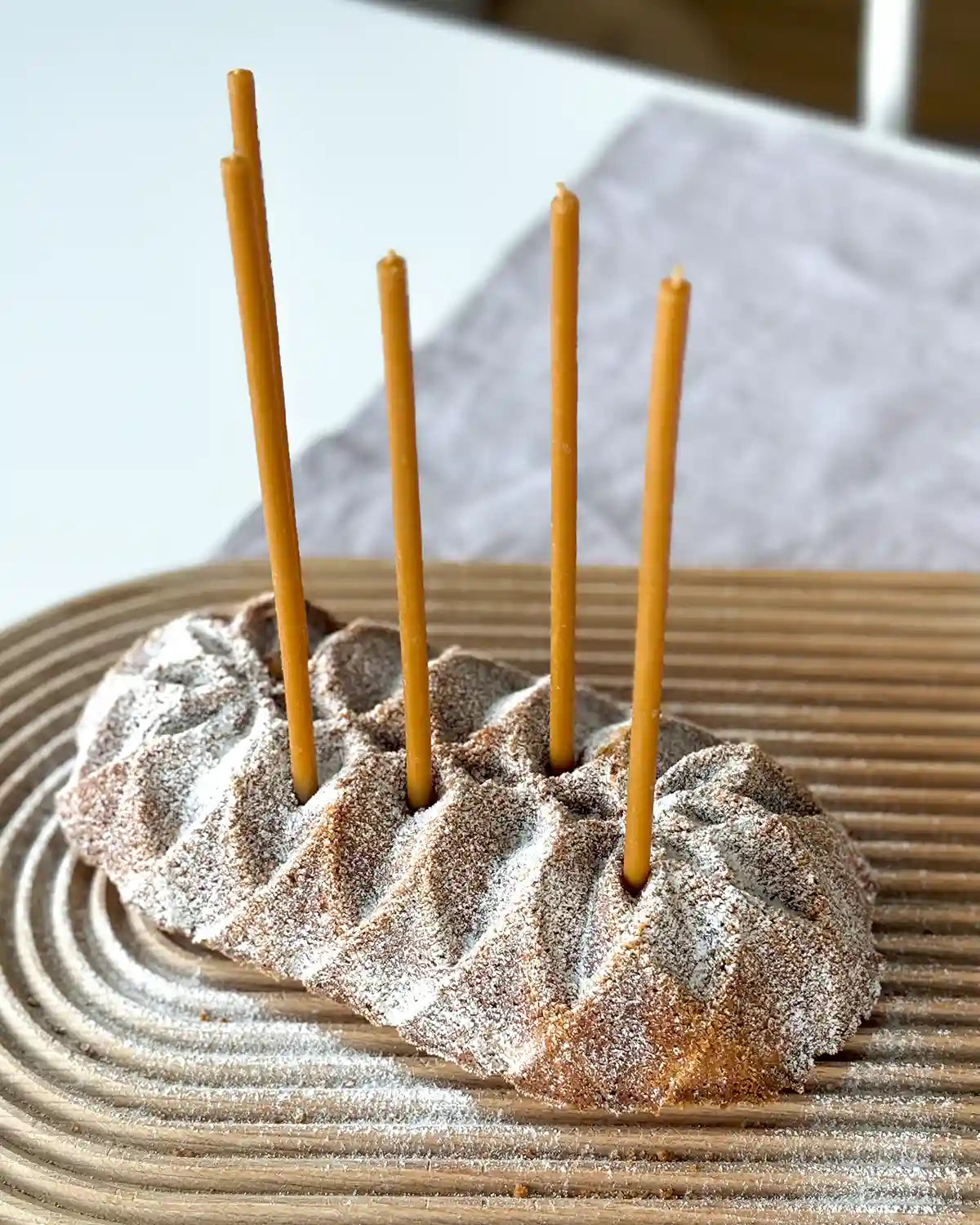 En sockerkaka med tunna födelsedagsljus i bivax.