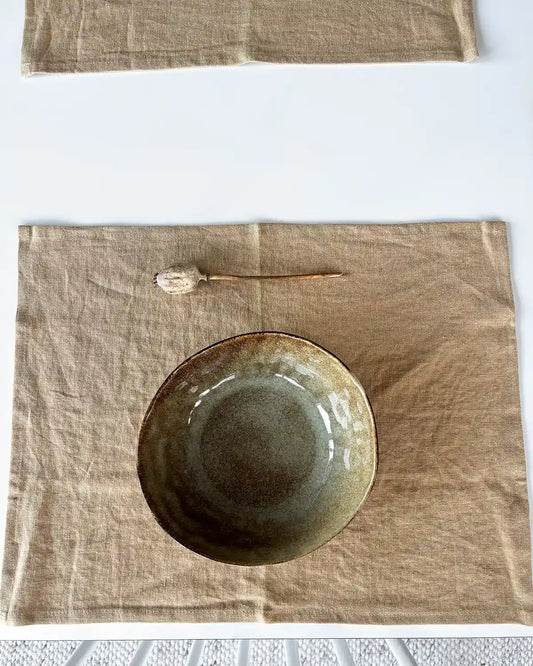 Guldiga bordstabletter i linne.