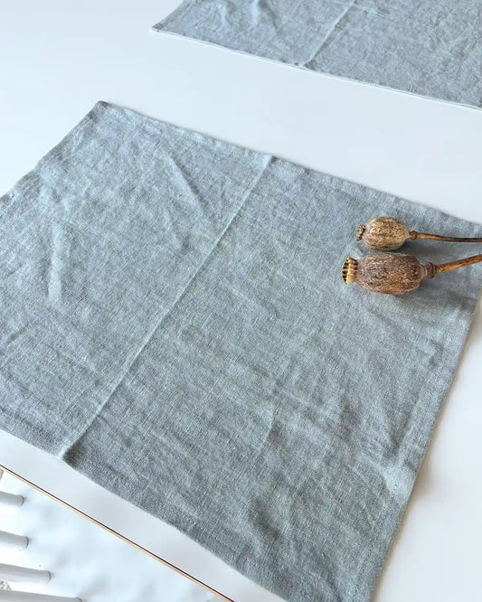 Blåa bordsunderlägg i linne.