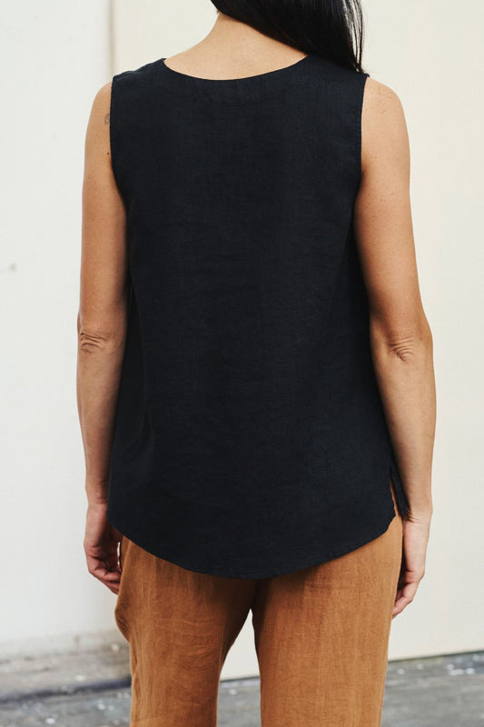 Ett baslinne i svart med breda axelband