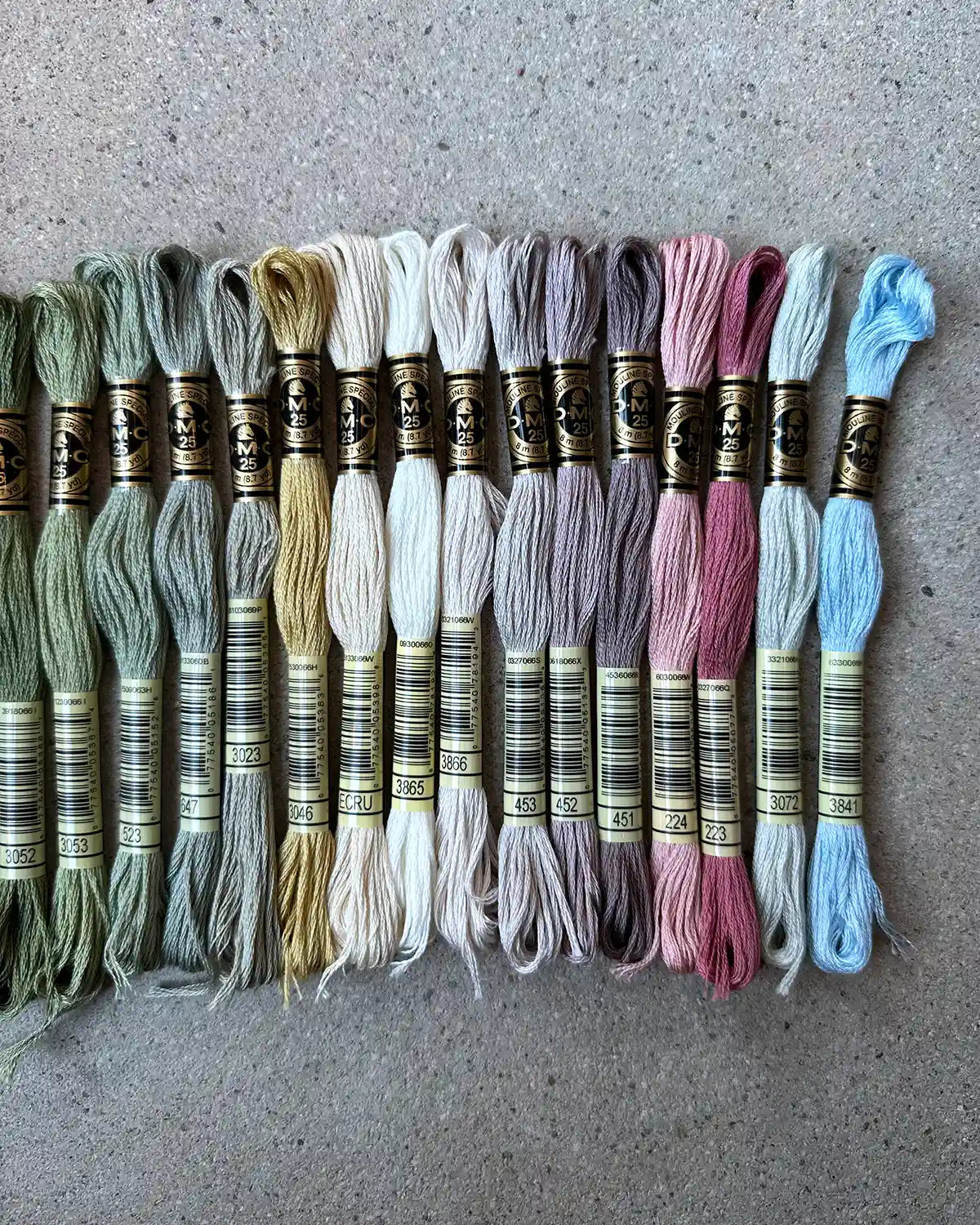 En palett av olika färger på borderigarn