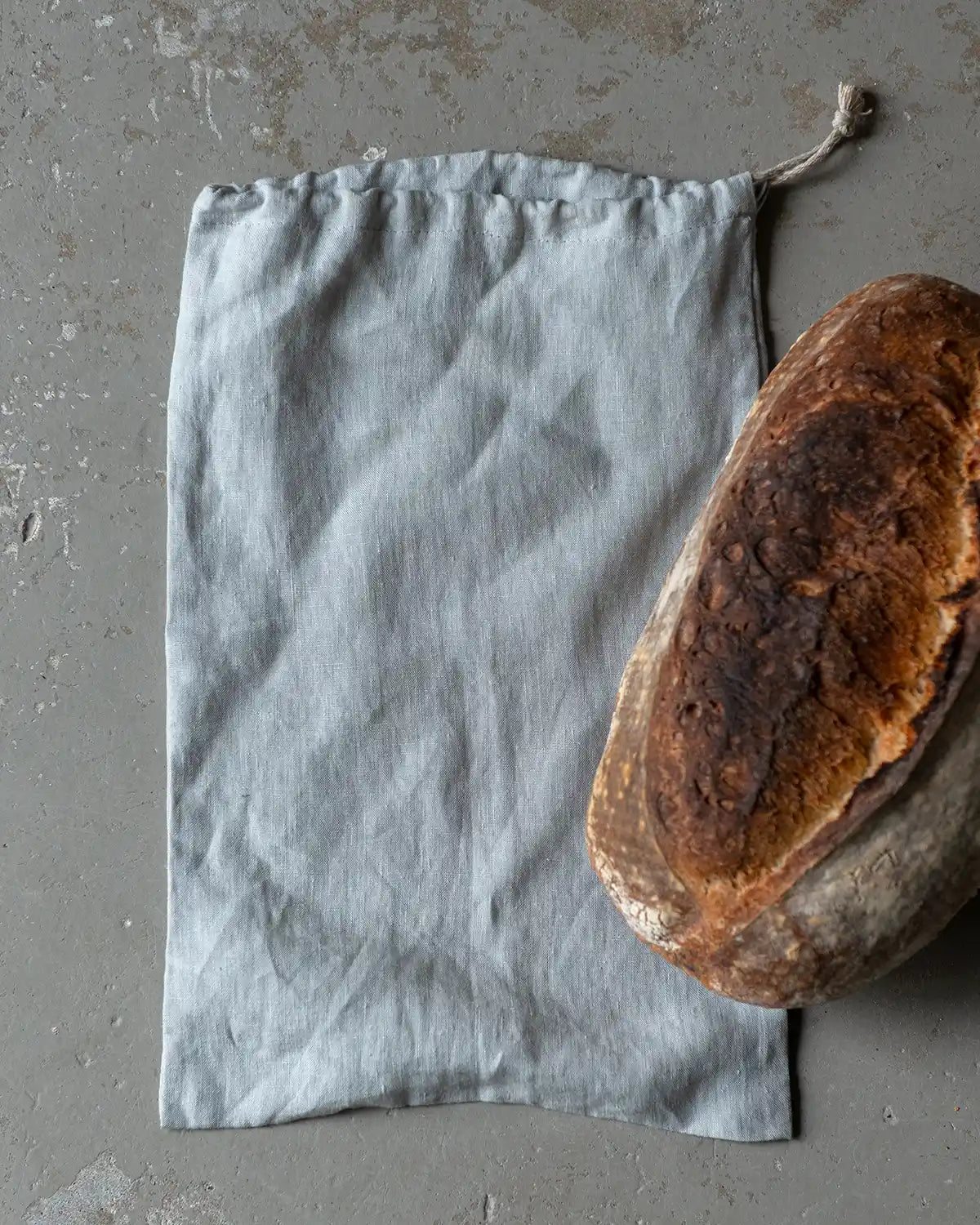 En ljusgrå linnepåse till bröd