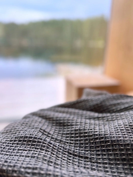 En svart våfflad handduk