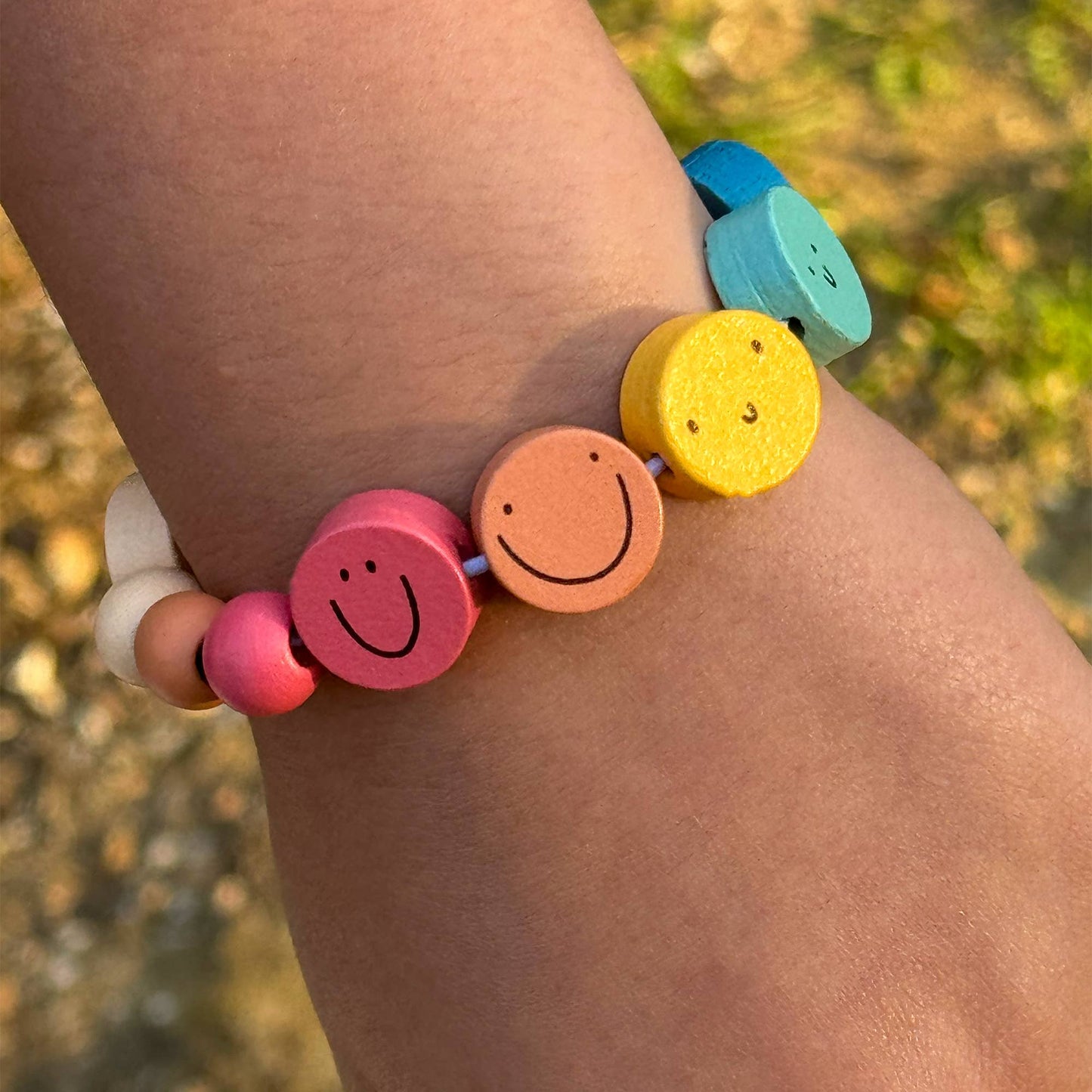 Pärlsats: Nice to be nice, emojis Armband i plåtask