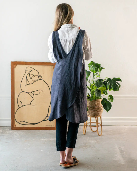 Ett korsförkläde i mörkgrå