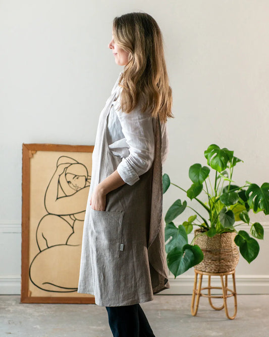 En beige linneklänning