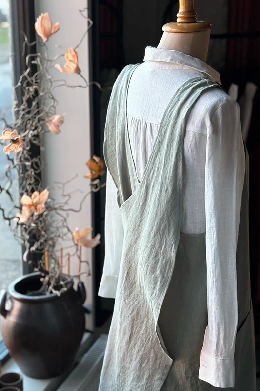 Ett grönt förkläde och aprikosfärgade pappersblommor