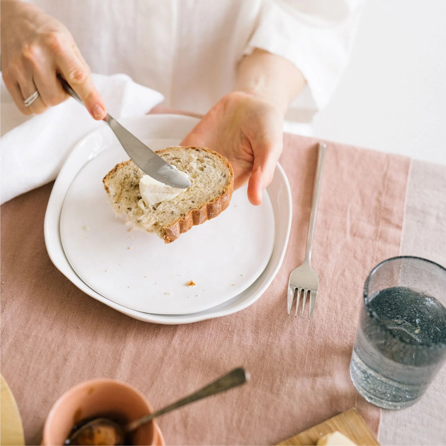 En aprikosfärgad löpare i linne på ett frukostbord