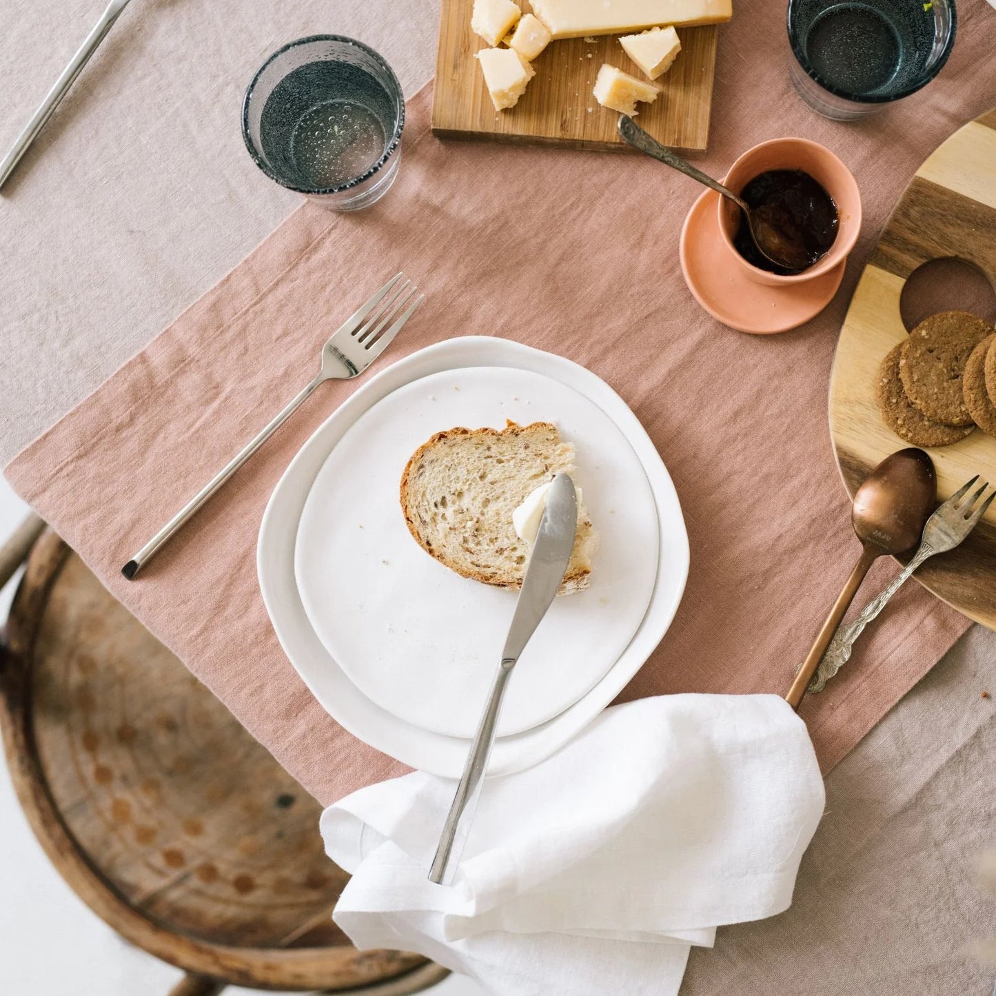 Ett frukostbord med textilier i linne.