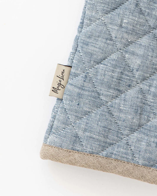 En blå quiltad grytvante