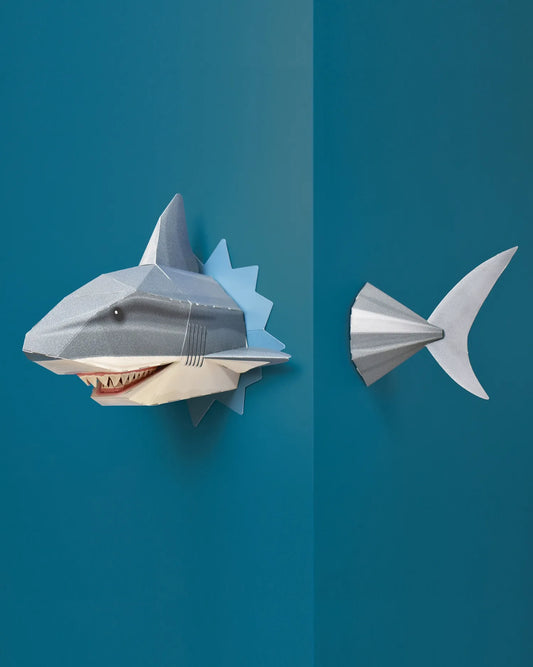 En dekorationshaj av papper som hänger på väggen.