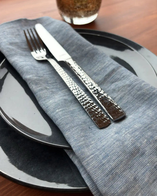 Blåmelerade tygservetter och silverbestick