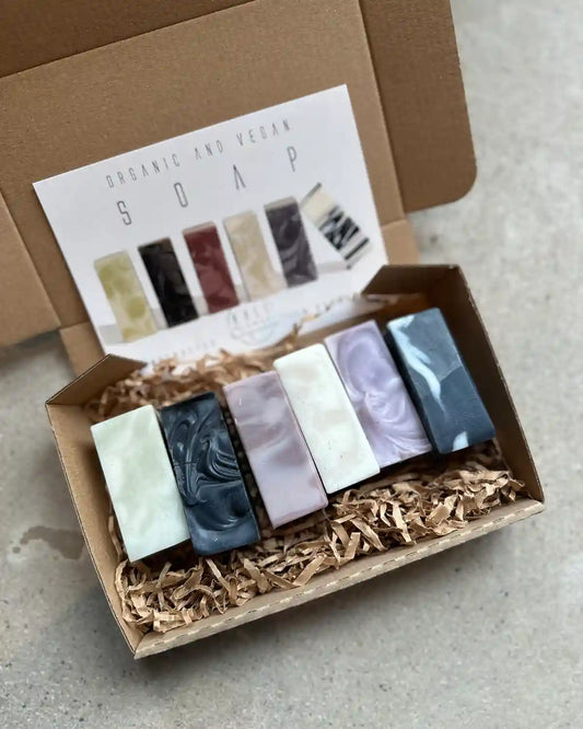 En tvålbox med tvålar i olika färger