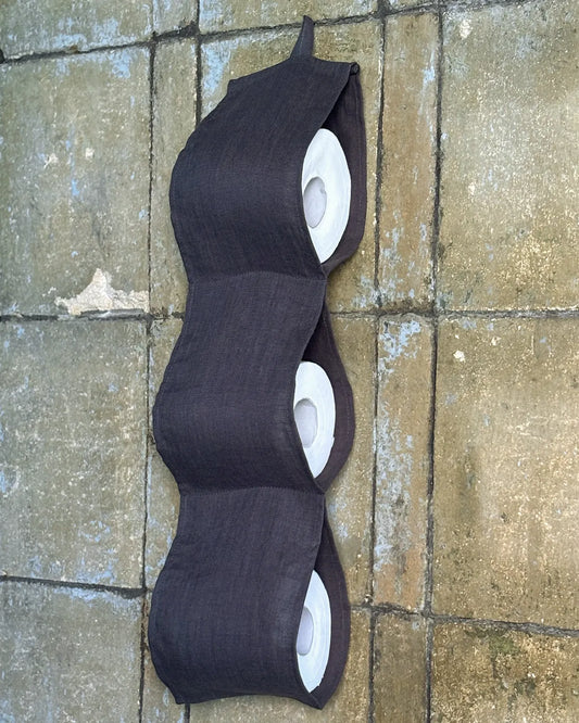 En mörkgrå förvaringsficka i linne till toapapper