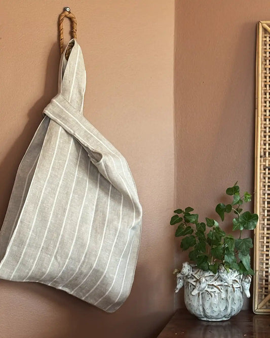 En tygpåse i linne med breda handtag