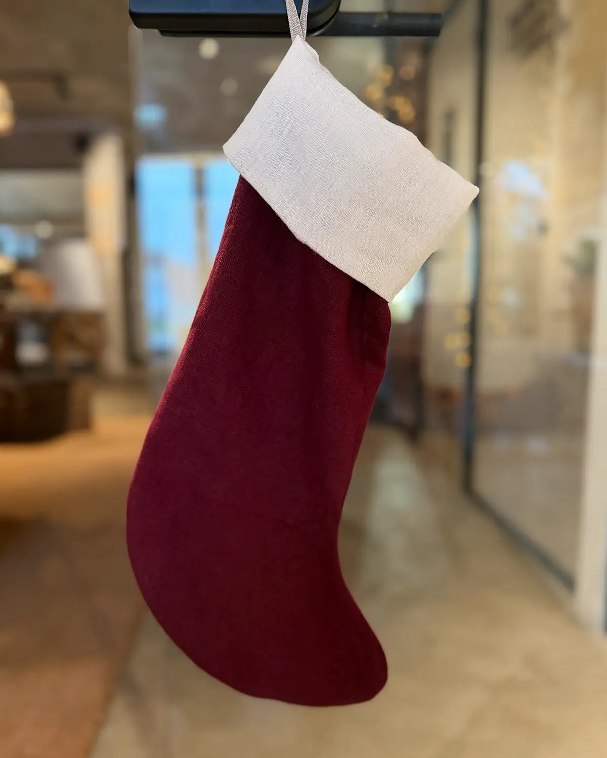 Julstrumpa i linne | Vinröd med vit kant