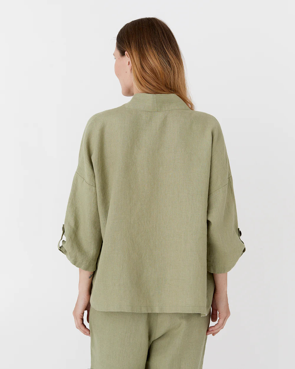 En ljusgrön kort kaftan med trekvarts armar.