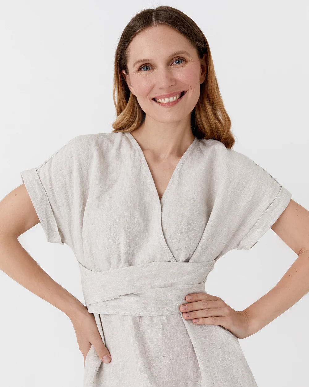 En omlott klänning i beige