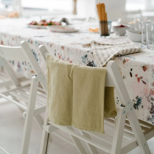 Ett dukat bord med olika färger och mönster på tygerna.