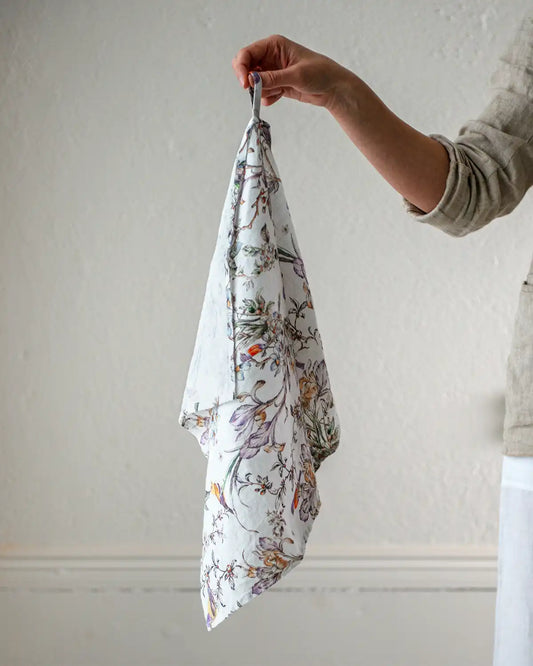 En handduk med fågelmönster