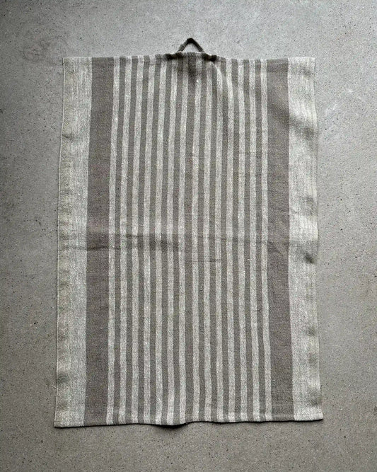 Kökshanddk med beiga ränder med rustikt uttryck.