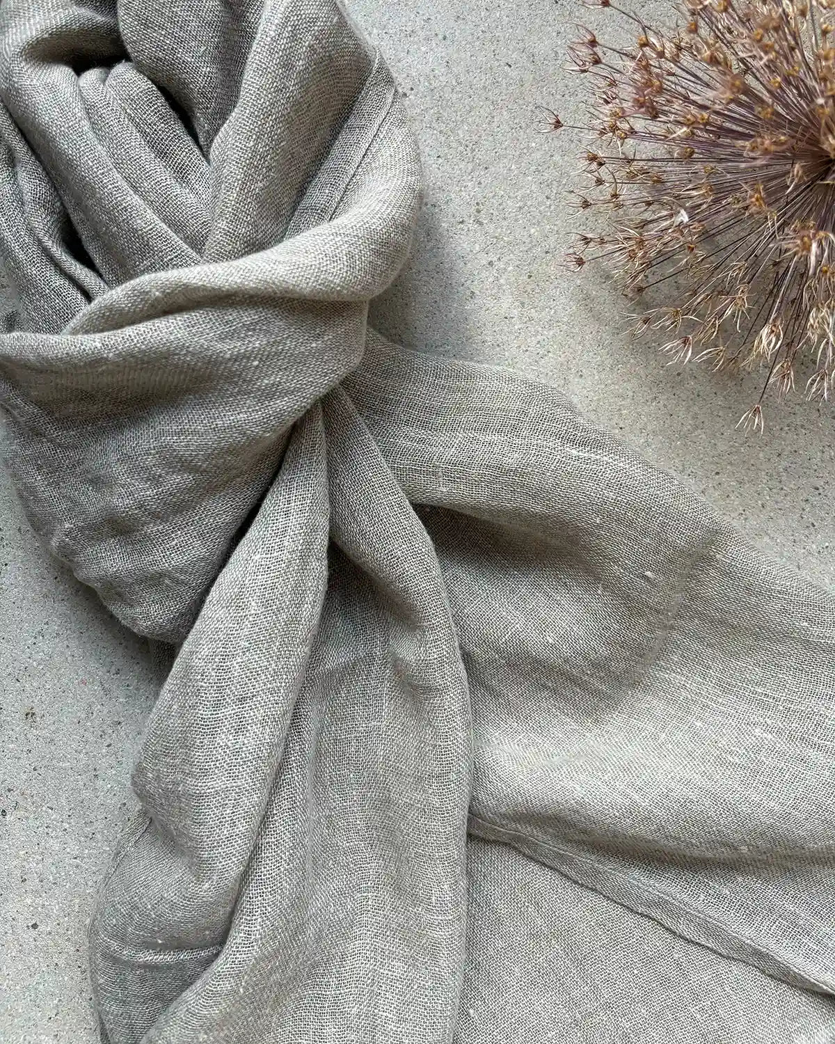 En mellanstor linnesjal i naturell linfärg.