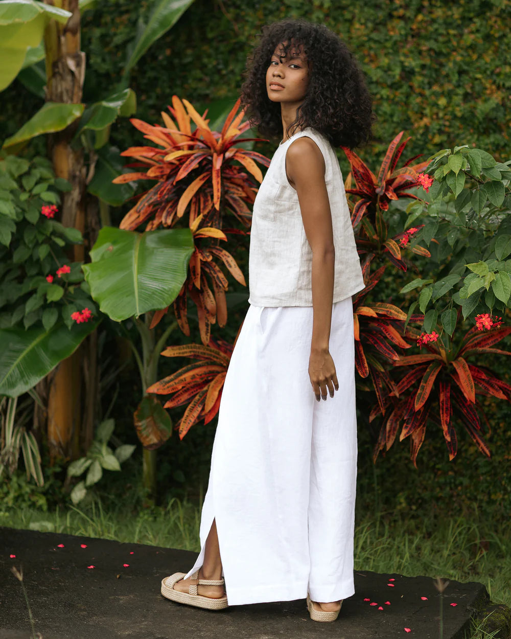 En kvinna har på ljusa linnekläder