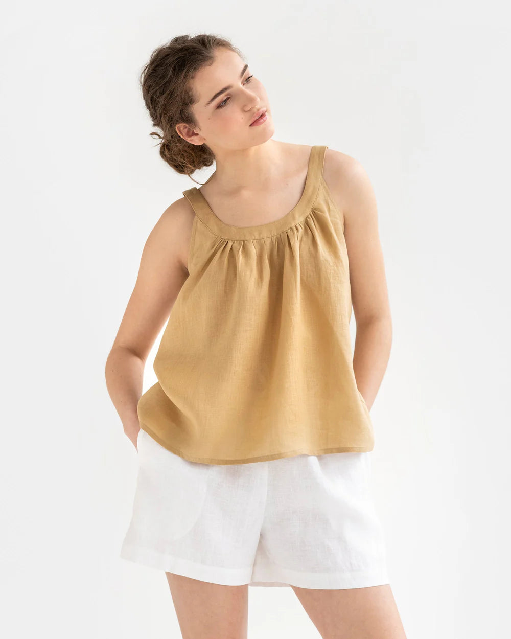 Ett honungsfärgad topp i linne.