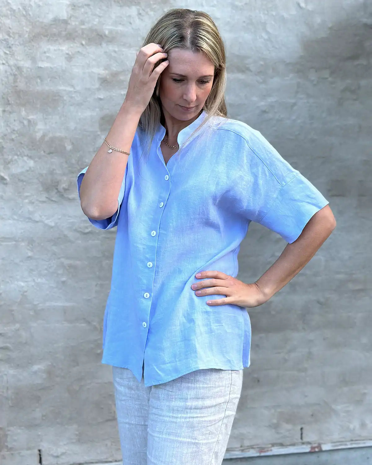 En oversized linnetopp i blå
