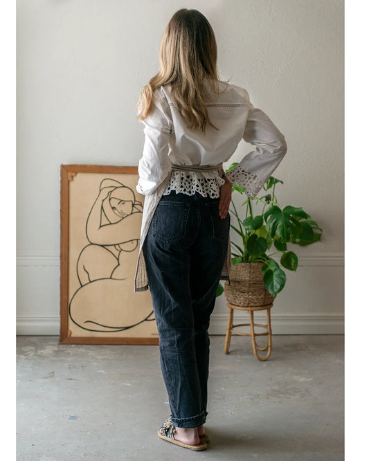 En tjej har på ett förkläde