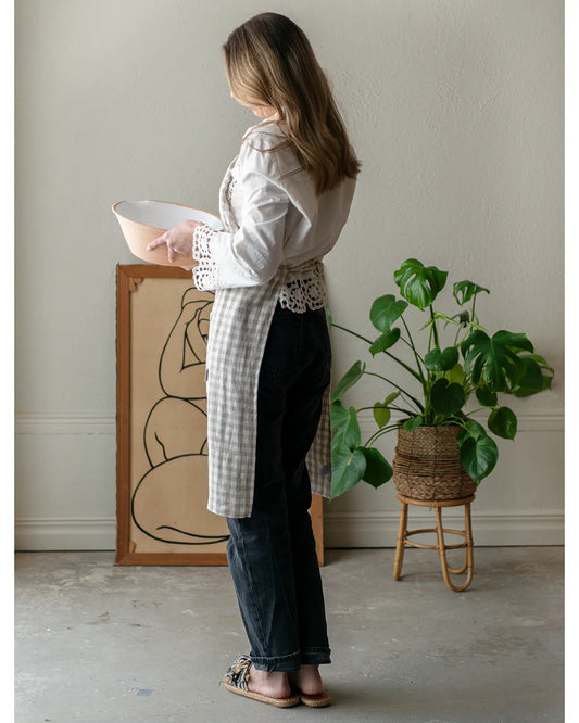 Ett rutigt köksförkläde