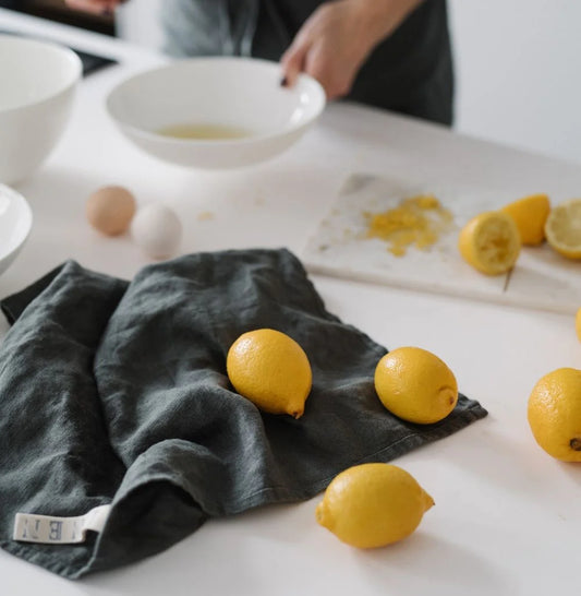 Gula citroner och linnehandduk i mossgrön,