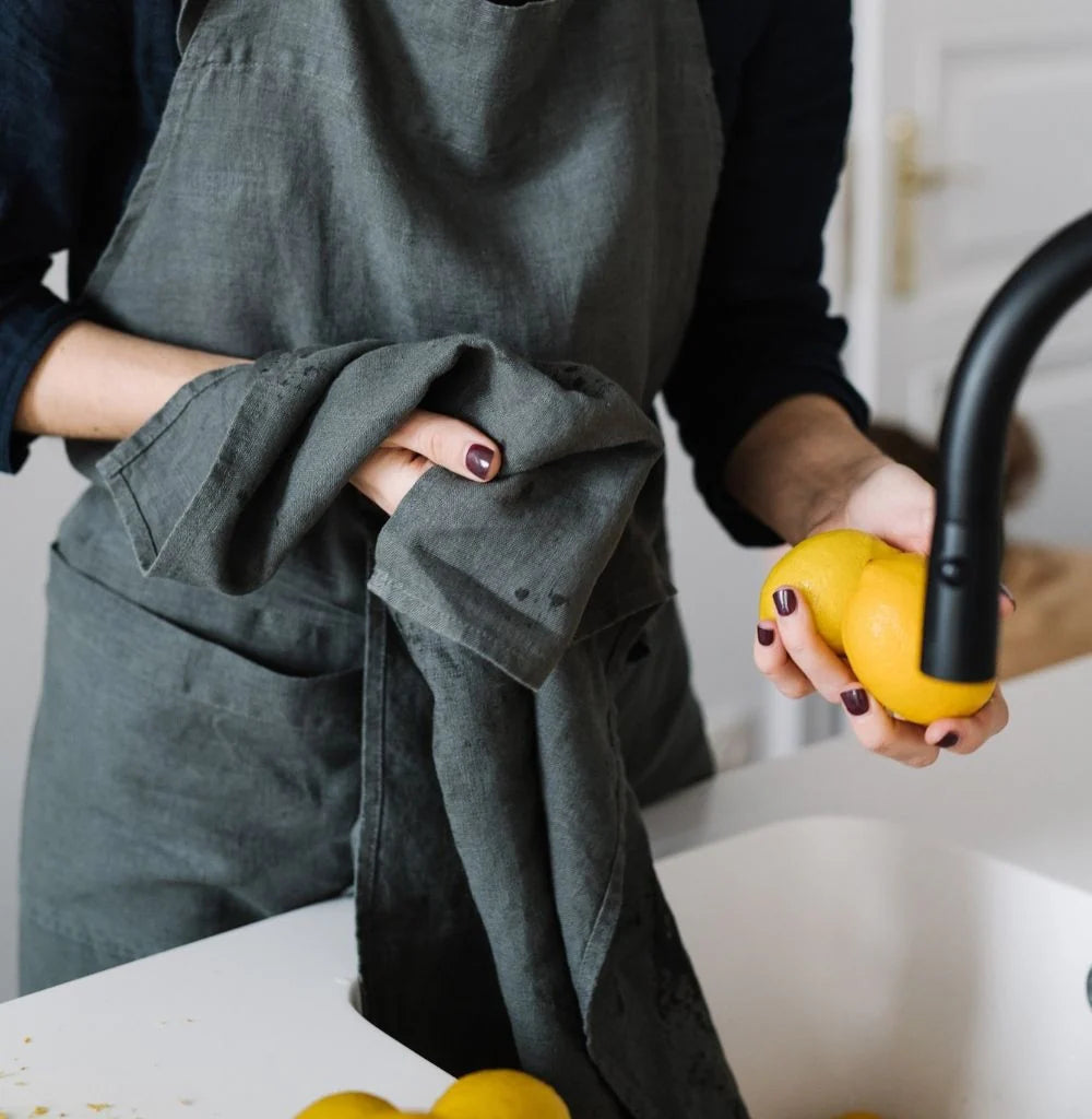 En skogsgrön linnehandduk och förkläde.