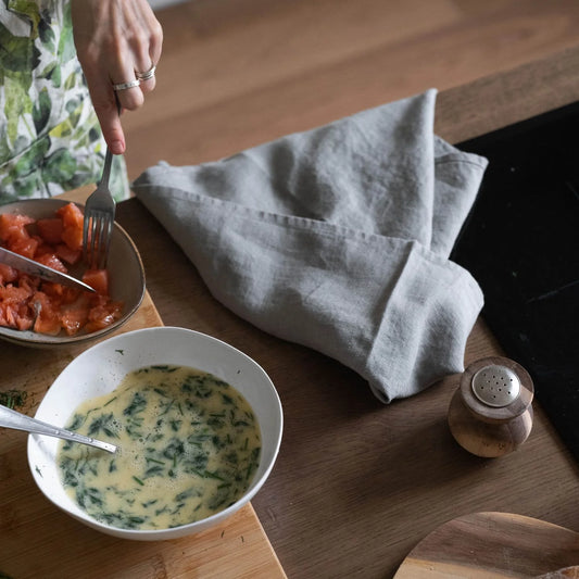 En handduk i kaki färg.