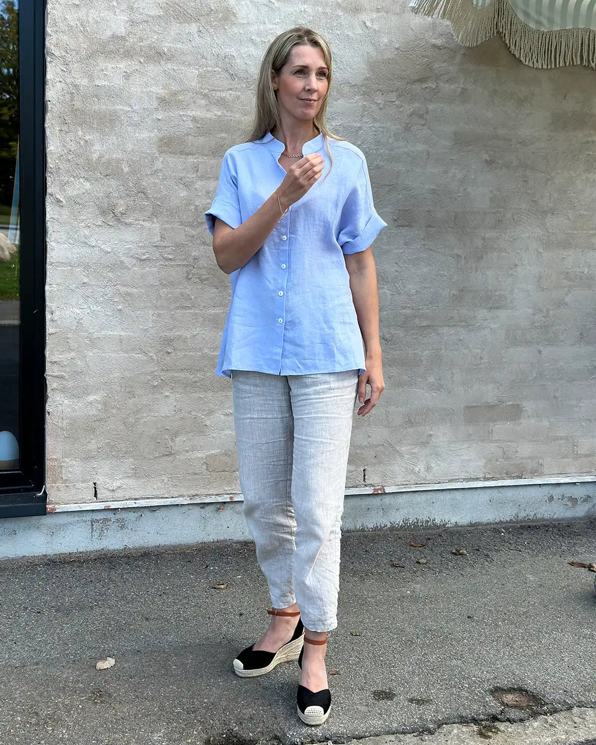 Ljusa linnekläder på dam
